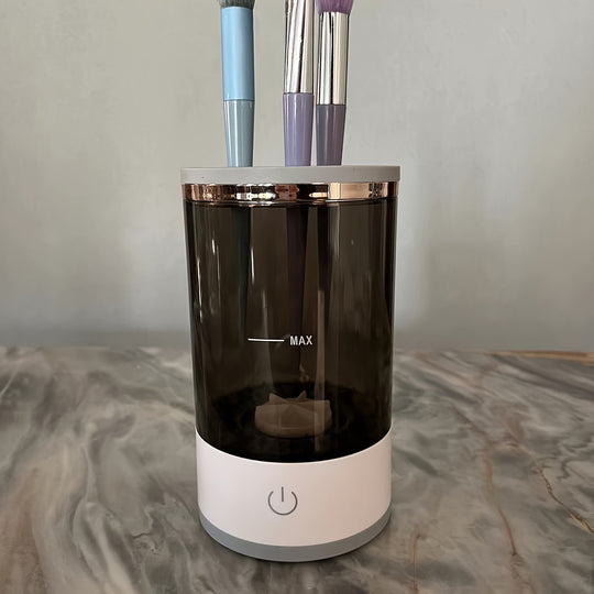 Claro. Aquí tienes el texto alternativo optimizado:  **Brocha de maquillaje girando en el bol del limpiador eléctrico USB pre