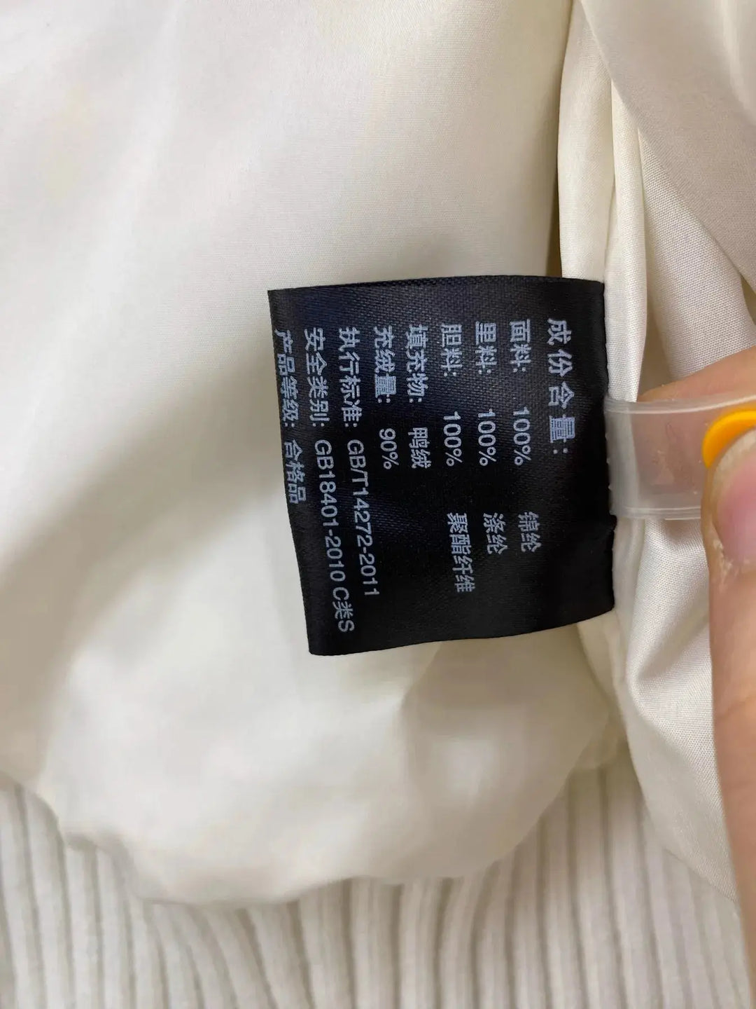 Chaqueta Plumón Blanca MedSurgery Premium: Calidez Superior y Estilo Profesional Elegante.