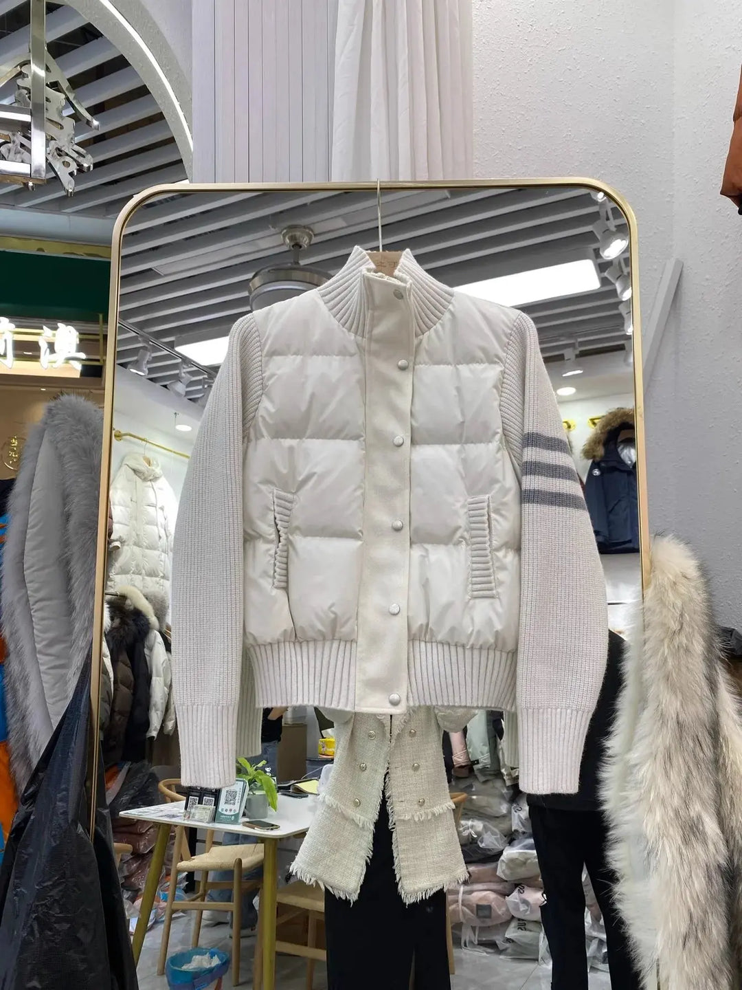 Chaqueta Plumón Blanca MedSurgery Premium: Calidez Superior y Estilo Profesional Elegante.