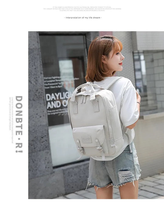 Detalle de la cremallera y tejido resistente de la mochila profesional MedSurgery para sanitarios.