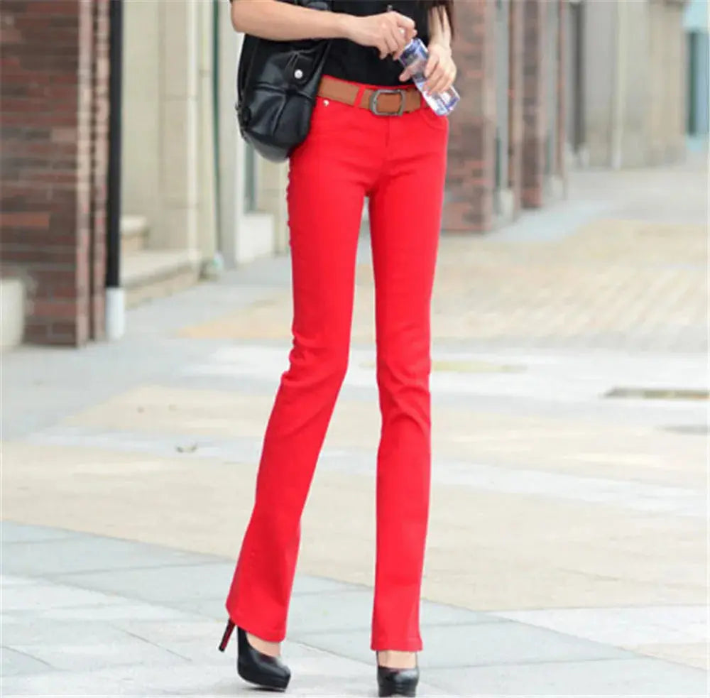 Detalle elasticidad tela pantalón profesional.