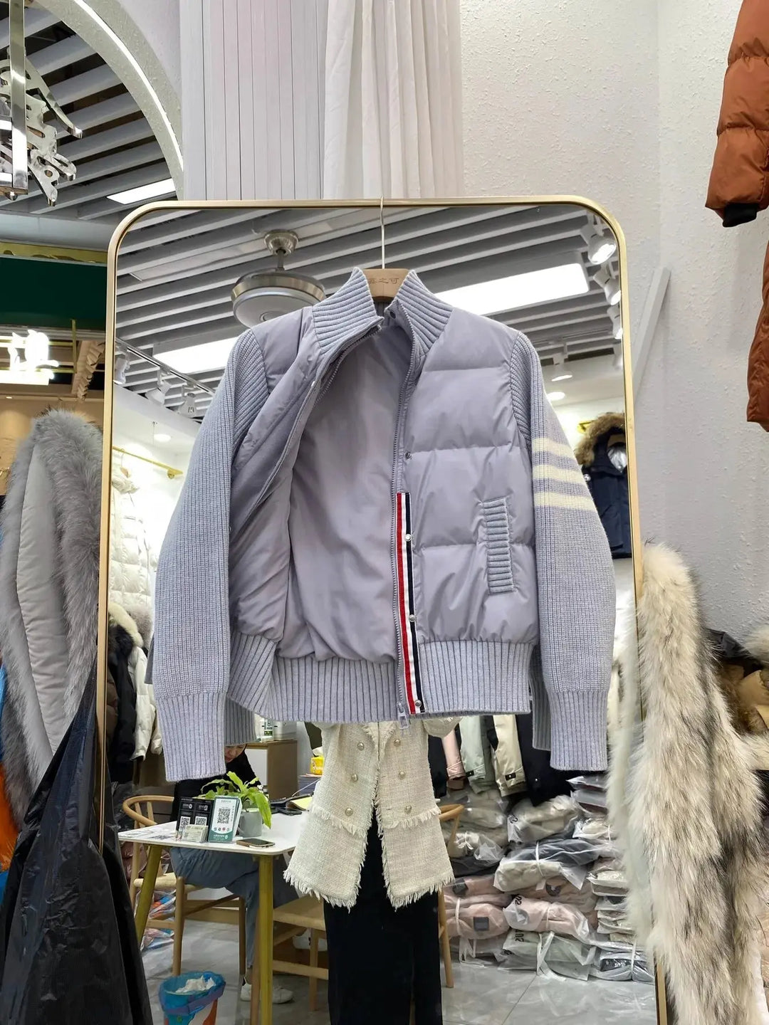 Chaqueta Plumón Blanca MedSurgery Premium: Calidez Superior y Estilo Profesional Elegante.