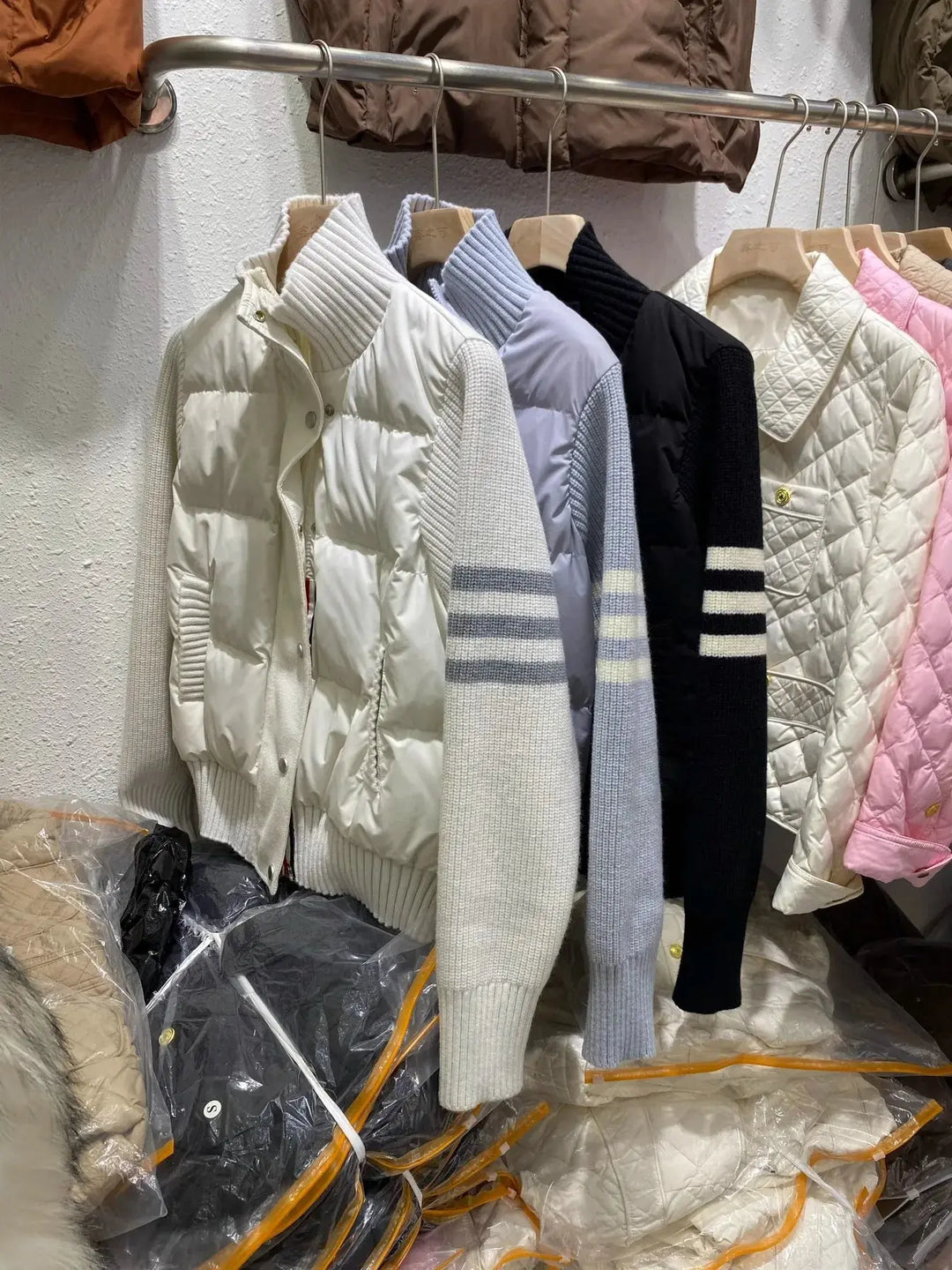 Chaqueta Plumón Blanca MedSurgery Premium: Calidez Superior y Estilo Profesional Elegante.