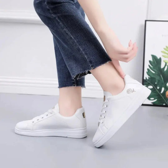 Calzado Profesional Blanco Floral: Élite en Confort y Estilo Distinguido.