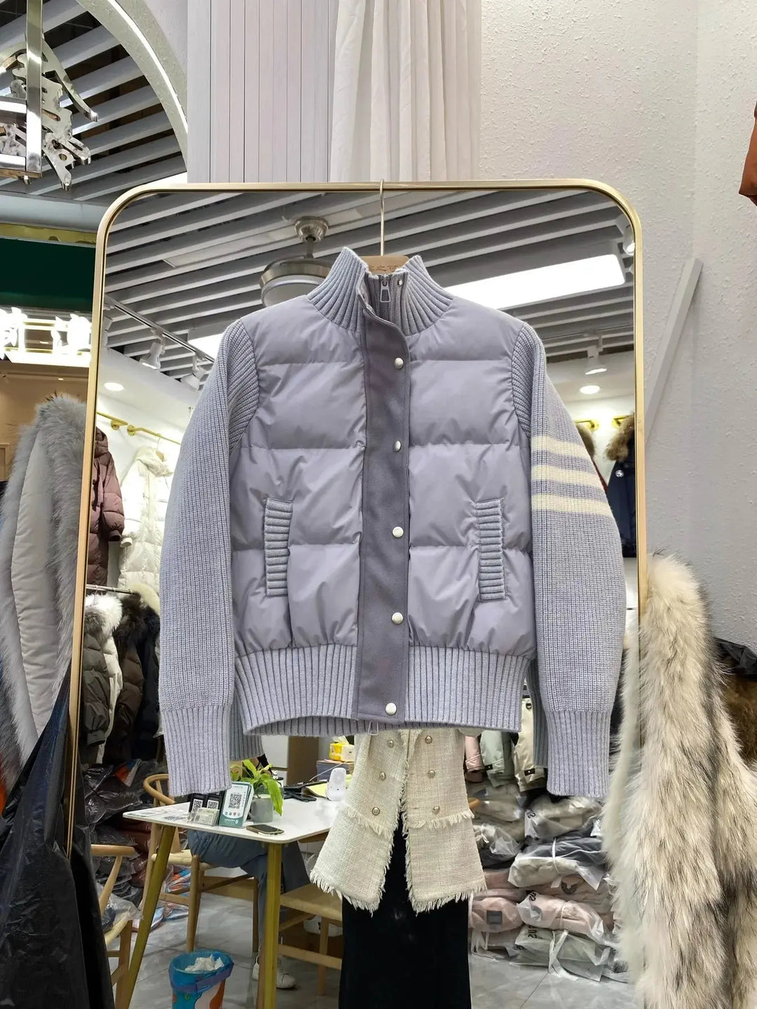 Chaqueta Plumón Blanca MedSurgery Premium: Calidez Superior y Estilo Profesional Elegante.