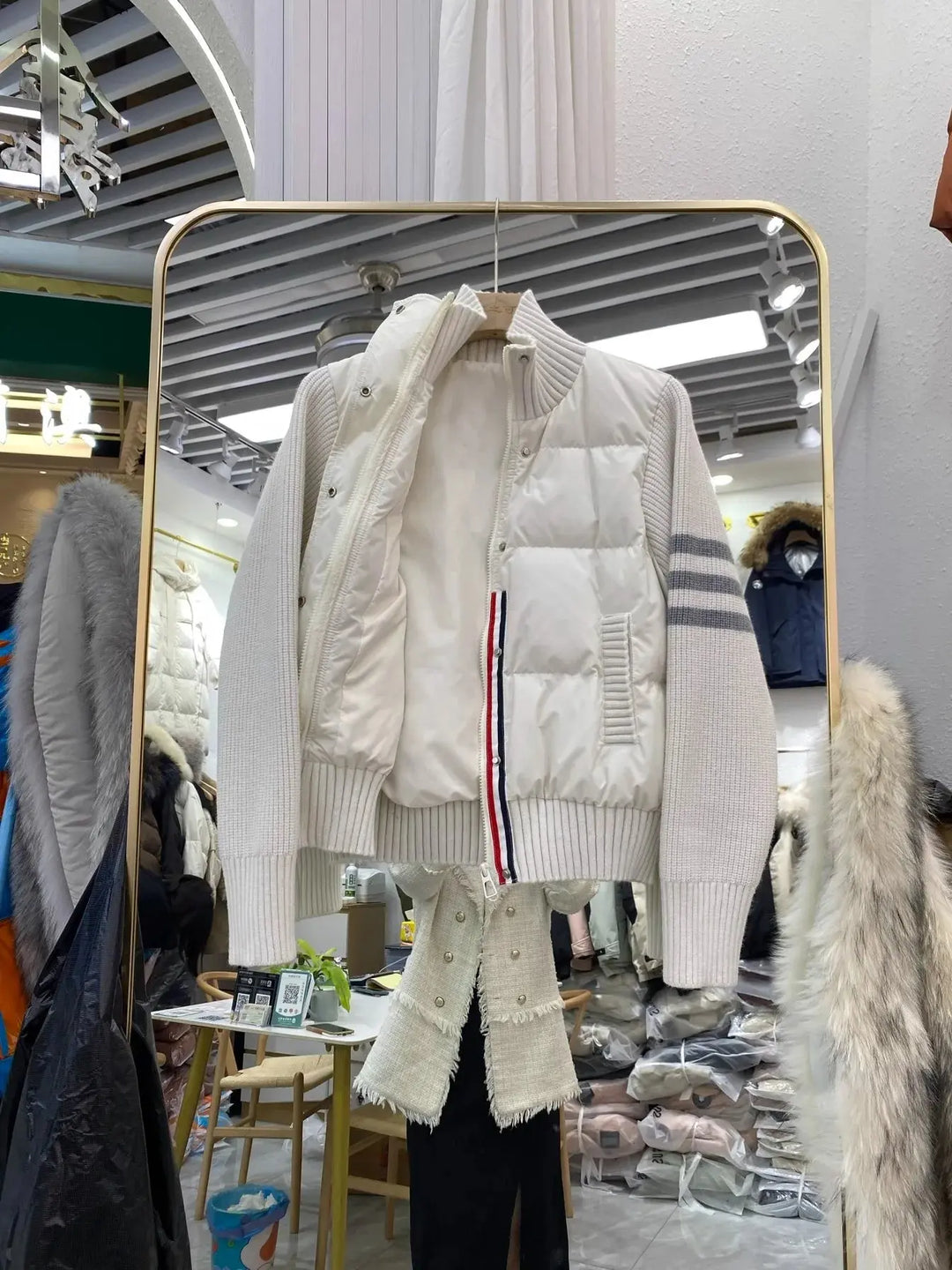 Chaqueta Plumón Blanca MedSurgery Premium: Calidez Superior y Estilo Profesional Elegante.